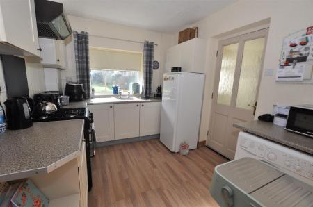 2 bedroom Semi-detached house for sale in Mayfield Drive, Burton-On-Trent