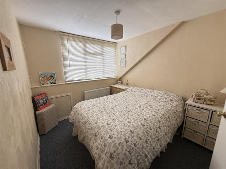 2 bedroom Semi-detached house for sale in Mayfield Drive, Burton-On-Trent