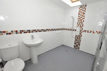 2 bedroom Semi-detached house for sale in Buckingham Close, Stretton, Burton-On-Trent