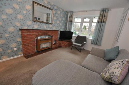 2 bedroom Semi-detached house for sale in Buckingham Close, Stretton, Burton-On-Trent