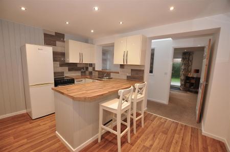 2 bedroom Semi-detached house for sale in Buckingham Close, Stretton, Burton-On-Trent