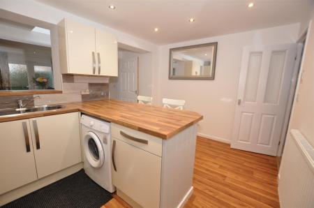2 bedroom Semi-detached house for sale in Buckingham Close, Stretton, Burton-On-Trent