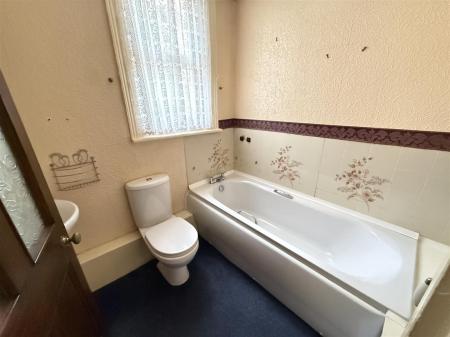 4 bedroom Semi-detached house for sale in Scalpcliffe Road, Burton-On-Trent