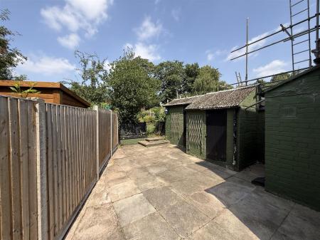 4 bedroom Semi-detached house for sale in Scalpcliffe Road, Burton-On-Trent