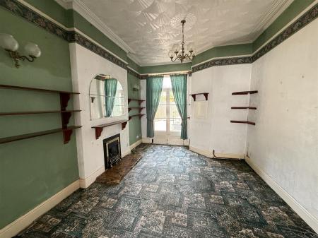 4 bedroom Semi-detached house for sale in Scalpcliffe Road, Burton-On-Trent