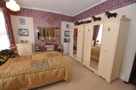 4 bedroom Semi-detached house for sale in Scalpcliffe Road, Burton-On-Trent