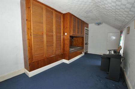 4 bedroom Semi-detached house for sale in Scalpcliffe Road, Burton-On-Trent