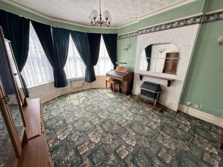 4 bedroom Semi-detached house for sale in Scalpcliffe Road, Burton-On-Trent