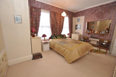 4 bedroom Semi-detached house for sale in Scalpcliffe Road, Burton-On-Trent