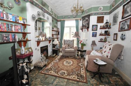 4 bedroom Semi-detached house for sale in Scalpcliffe Road, Burton-On-Trent