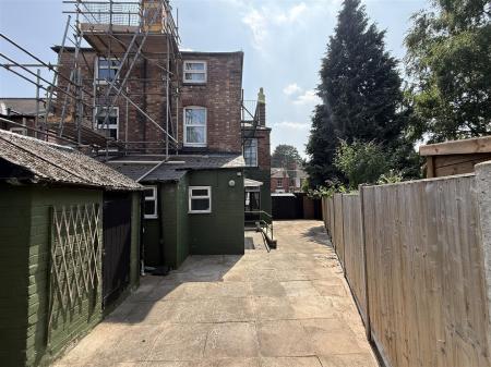 4 bedroom Semi-detached house for sale in Scalpcliffe Road, Burton-On-Trent