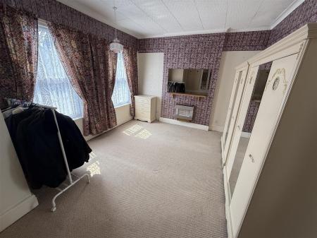 4 bedroom Semi-detached house for sale in Scalpcliffe Road, Burton-On-Trent