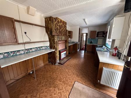 4 bedroom Semi-detached house for sale in Scalpcliffe Road, Burton-On-Trent