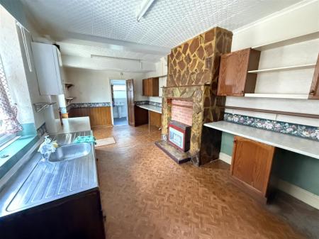 4 bedroom Semi-detached house for sale in Scalpcliffe Road, Burton-On-Trent