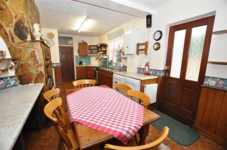 4 bedroom Semi-detached house for sale in Scalpcliffe Road, Burton-On-Trent