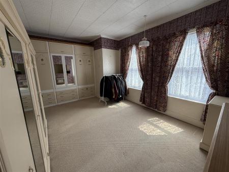 4 bedroom Semi-detached house for sale in Scalpcliffe Road, Burton-On-Trent