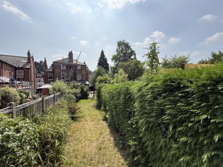 4 bedroom Semi-detached house for sale in Scalpcliffe Road, Burton-On-Trent