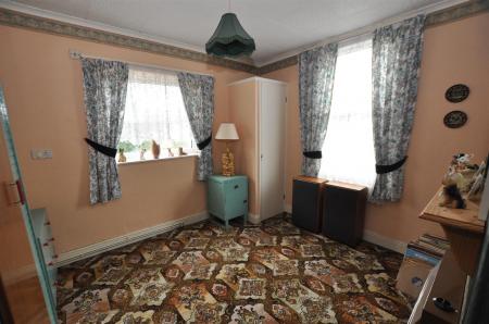 4 bedroom Semi-detached house for sale in Scalpcliffe Road, Burton-On-Trent