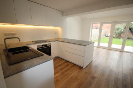 3 bedroom Town house to let in Park Road, Barton-under-Needwood, DE13