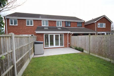 3 bedroom Town house to let in Park Road, Barton-under-Needwood, DE13