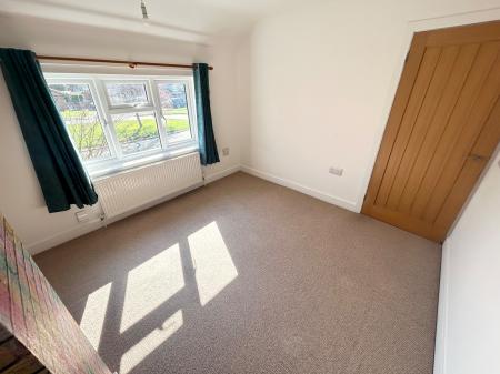 3 bedroom Semi-detached house to let in Dovecliff Crescent, Burton Upon Trent, Stretton, DE13