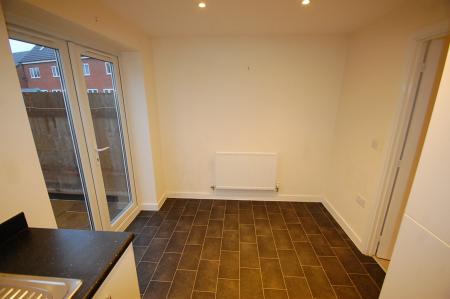 2 bedroom House to let in Upton Drive, Stretton, DE14
