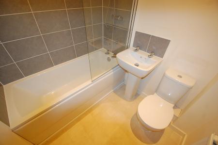 2 bedroom House to let in Upton Drive, Stretton, DE14