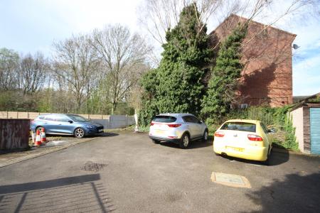 2 bedroom Town house to let in Eton Close, Staffordshire, Burton upon Trent, DE14