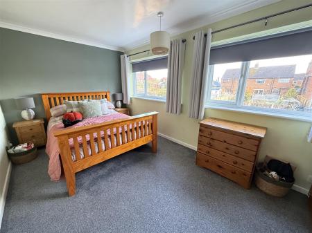 3 bedroom Semi-detached house for sale in Kings Road, Swadlincote