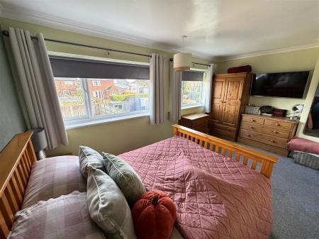 3 bedroom Semi-detached house for sale in Kings Road, Swadlincote