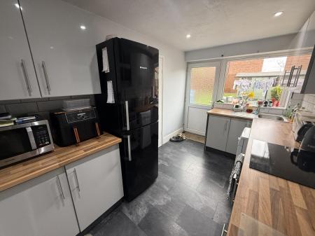 3 bedroom Semi-detached house for sale in Field Lane, Burton-On-Trent