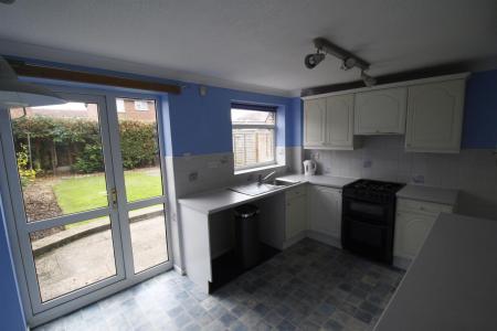 2 bedroom House to let in Crestwood Close, Stretton, DE13