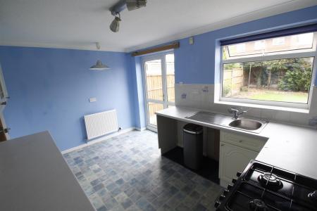 2 bedroom House to let in Crestwood Close, Stretton, DE13
