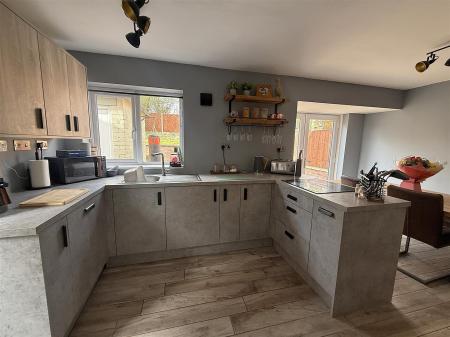 2 bedroom Semi-detached house for sale in Salisbury Drive, Midway, Swadlincote