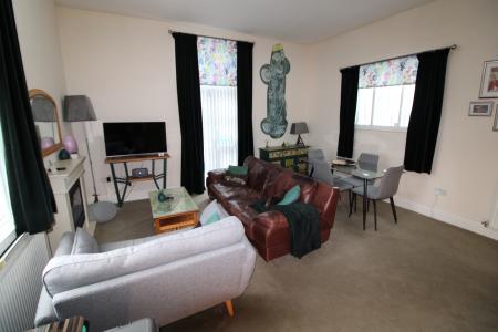 2 bedroom Flat to let in Lichfield Street, Staffordshire, Burton upon Trent, DE14