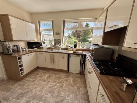 4 bedroom Detached house for sale in Burnside, Rolleston-On-Dove, Burton-On-Trent