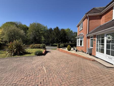 4 bedroom Detached house for sale in Burnside, Rolleston-On-Dove, Burton-On-Trent