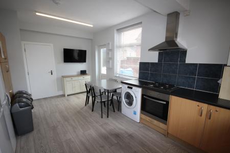 1 bedroom House share to let in Shobnall Street, Staffordshire, Burton upon Trent, DE14
