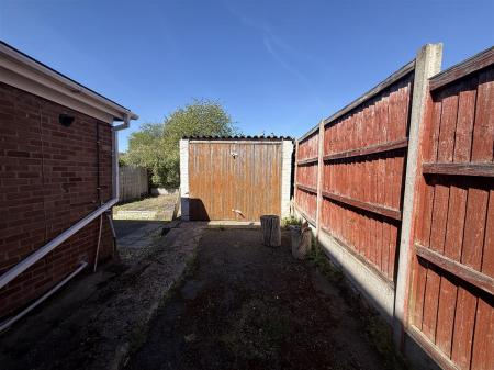 3 bedroom Semi-detached house for sale in Manor Close, Burton-On-Trent