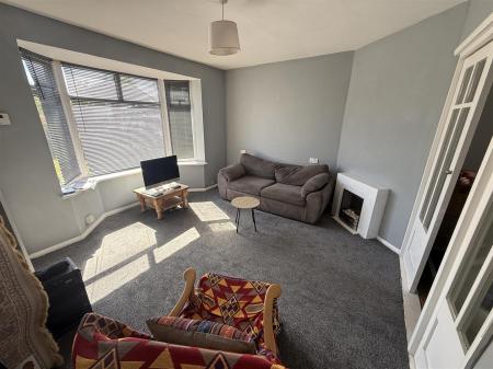 3 bedroom Semi-detached house for sale in Manor Close, Burton-On-Trent