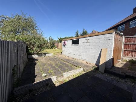 3 bedroom Semi-detached house for sale in Manor Close, Burton-On-Trent