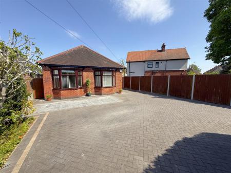 4 bedroom Detached bungalow for sale in Claymills Road, Stretton, Burton-On-Trent