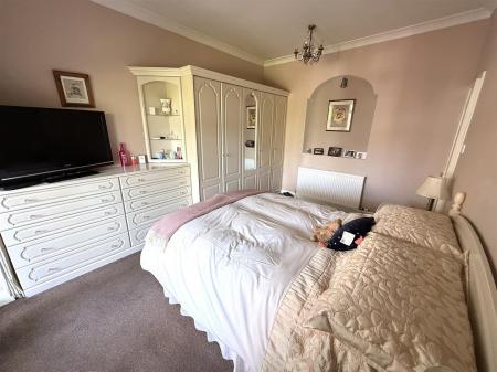 4 bedroom Detached bungalow for sale in Claymills Road, Stretton, Burton-On-Trent