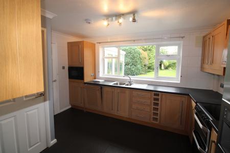 3 bedroom Detached house to let in Burton Road, Staffordshire, Burton upon Trent, DE14