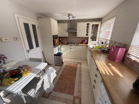 2 bedroom Semi-detached house for sale in Buckingham Close, Stretton, Burton-On-Trent