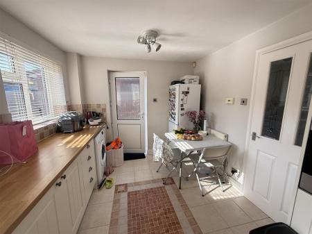 2 bedroom Semi-detached house for sale in Buckingham Close, Stretton, Burton-On-Trent