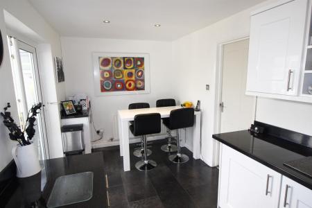 3 bedroom House to let in Cottesmore Close, Brizlincote Valley, Burton upon Trent, DE15