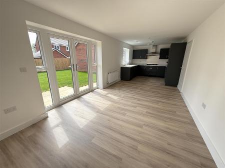 5 bedroom Detached house for sale in Spitfire Road, Tatenhill DE13 9WT