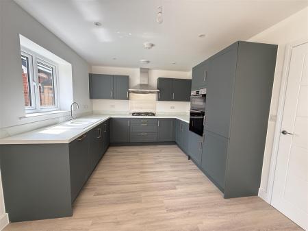 5 bedroom Detached house for sale in Spitfire Road, Tatenhill DE13 9WT