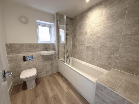 5 bedroom Detached house for sale in Spitfire Road, Tatenhill DE13 9WT